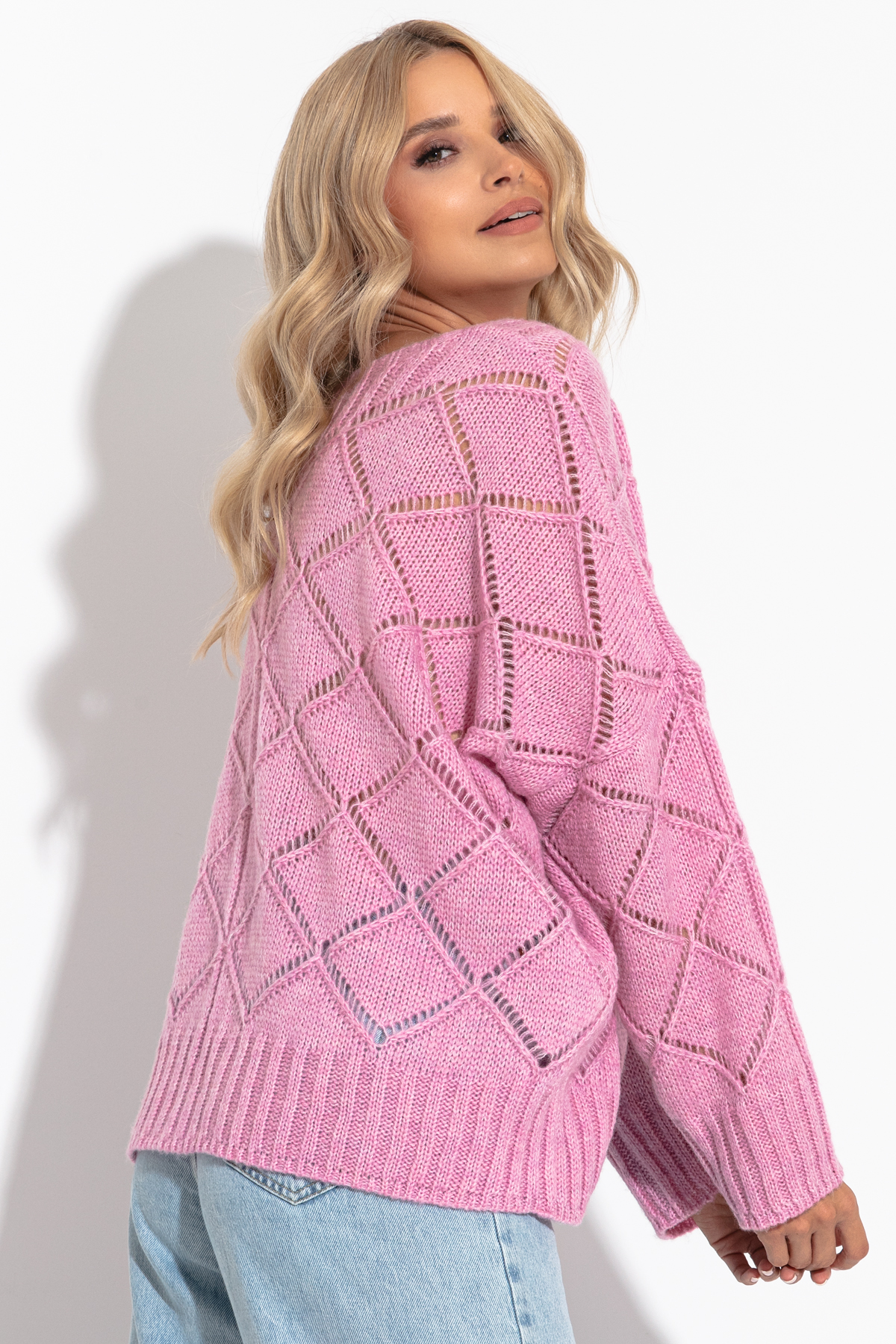 Luźny ażurowy sweter z dekoltem w serek, różowy, Fobya
