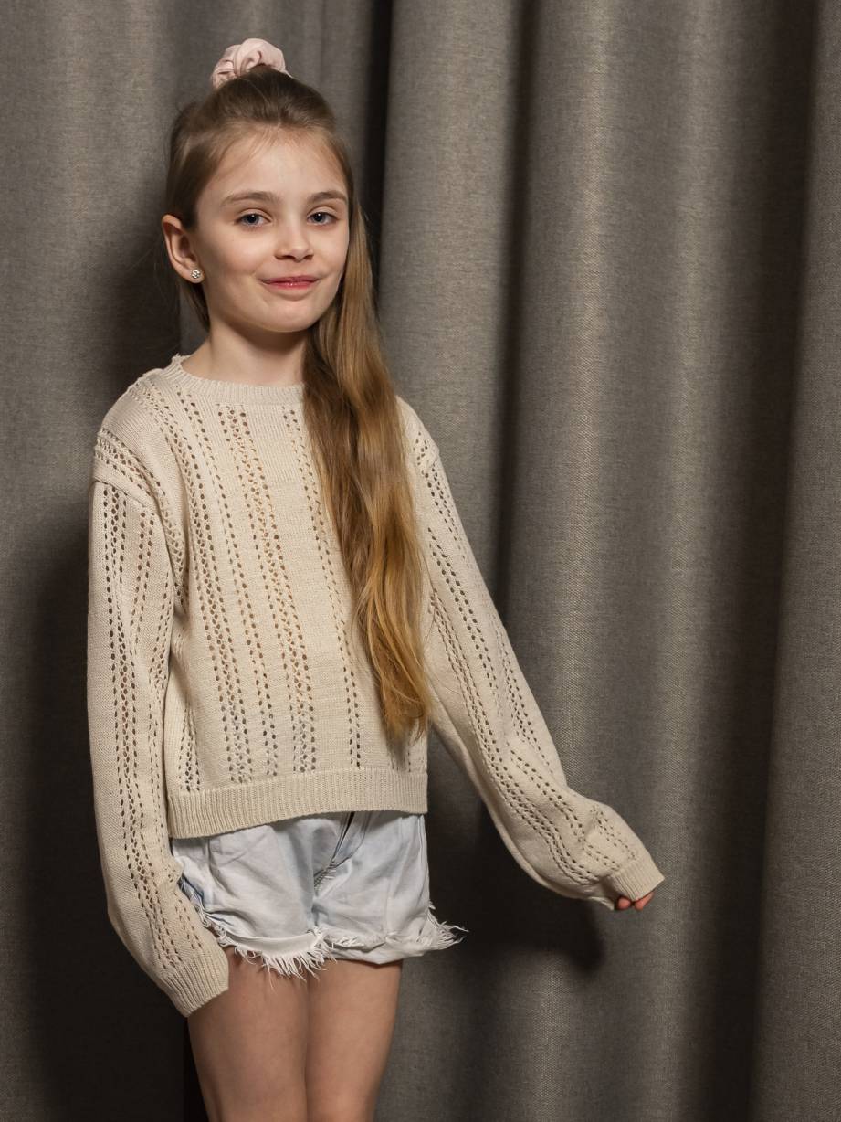 Sweter dziewczęcy beżowy ażurowy wzór