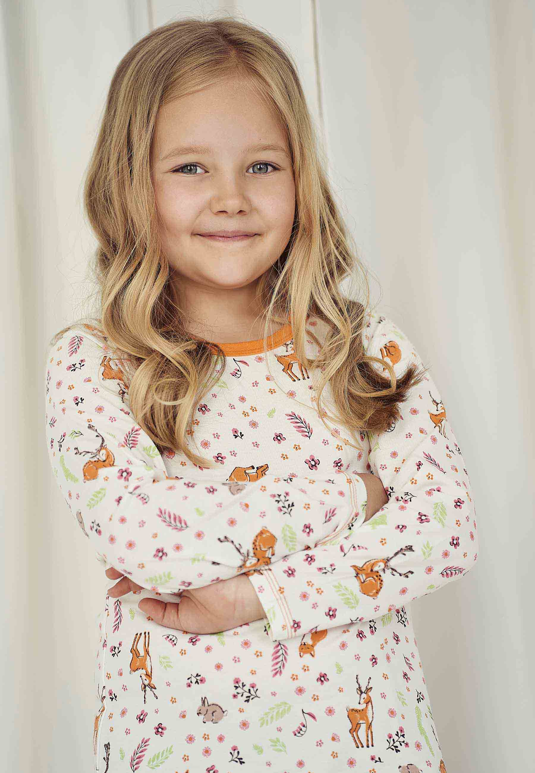 Kremowa koszula nocna dziewczęca z wzorem w sarenki marki Taro